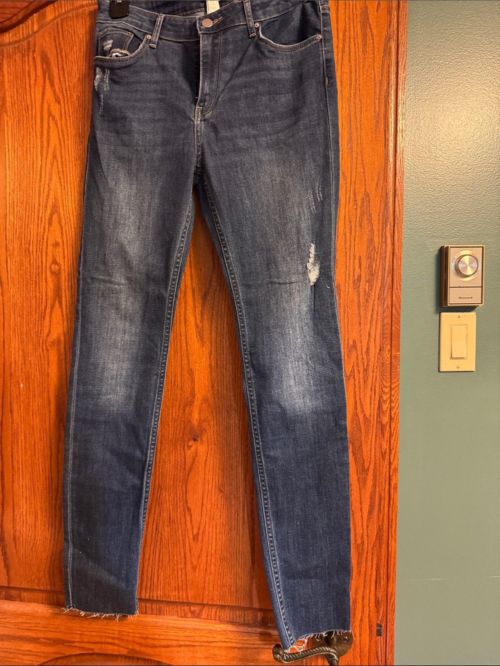 H&M Dark Wash Women's Skinny Jeans NWOT with Subtle Distressing